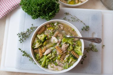 Yeşil sebzeli sağlıklı tavuk çorbası ve kepekli makarna.