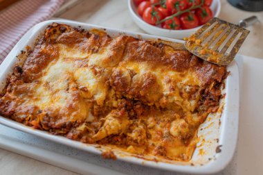 Mutfak tezgahında peynir hamurlu ev yapımı lazanya.