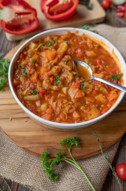 Sağlıklı vejetaryen sebze, domatesli kırmızı mercimek çorbası, biber, lahana, havuç, soğan ve sarımsak taze ve ev yapımı..