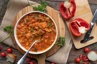 Sağlıklı sebze çorbası, kırmızı mercimek ve lahana tabağında