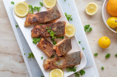 Tavada kızartılmış somon filetosu, garnitürlü, limonlu ve ev yapımı.