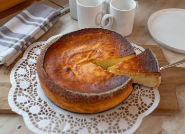 Taze pişmiş nefis ev yapımı peynirli kek.. 