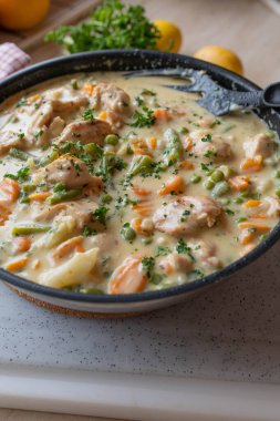 Sebzeli tavuk ve kremalı sos kızartma tavasında taze ve ev yapımı.