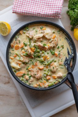 Sebzeli tavuk ve kremalı sos kızartma tavasında taze ve ev yapımı.