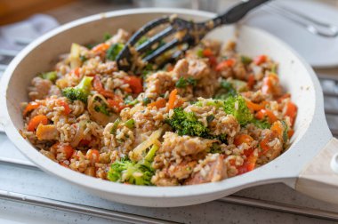 Sebzeli ev yapımı kahverengi pirinç ve mutfak tezgahında hindi göğsü.