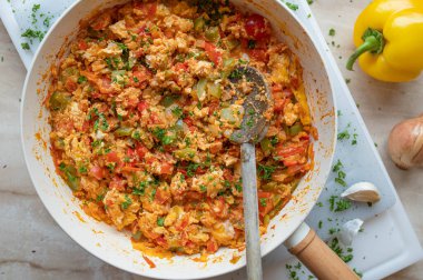 Sebzeli Türk yumurtası tavası. Lezzetli, sağlıklı, düşük karbonhidratlı, taze ve ev yapımı