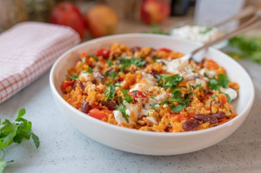 Sağlıklı vejetaryen yemekleri lezzetli bir pilav, fasulye ve sebze yer. Taze ve ev yapımı süzme peynirle servis edilir.. 