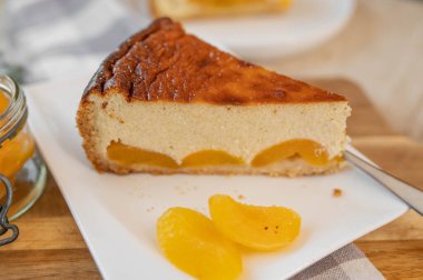 Ev yapımı kayısılı cheesecake.
