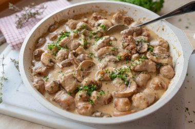 Mantar krem soslu sucuk. Kızartma tavasında kırsal Alman yemeği