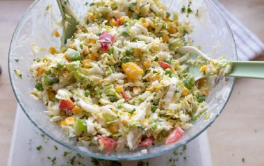 Biberli Çin lahana salatası, soğan, lezzetli soslu yeşil bezelye. Lezzetli ev yapımı barbekü salatası