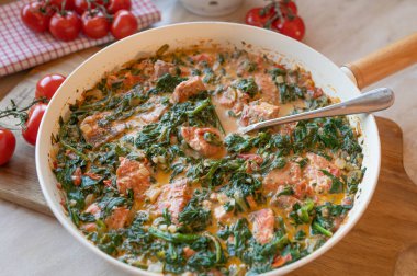 Kremalı soslu ıspanaklı ev yapımı küp somon filetosu.