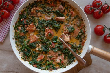 Kremalı soslu ıspanaklı ev yapımı küp somon filetosu.