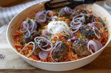 Kızartma tavasında baharatlı dolmalık biberli pirinç.