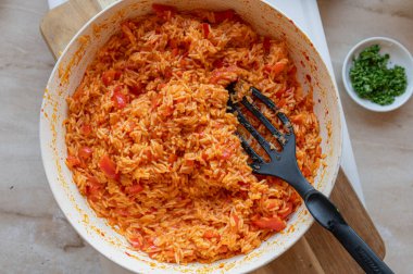 Ev yapımı taze biberli pilav ve tavada ayvar.