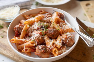 Makarna ve parmesanlı peynirli domates soslu ton balığı topları.