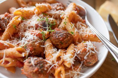 Makarna ve parmesanlı peynirli domates soslu ton balığı topları.