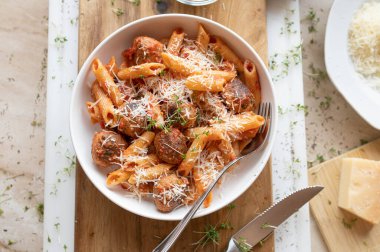 Makarna ve parmesanlı peynirli domates soslu ton balığı topları.