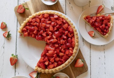 Beyaz arka planda lezzetli Alman çilekli pastası.