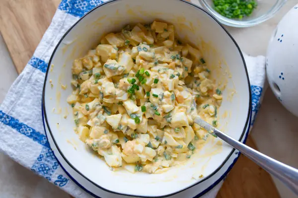 Turşulu ve mayonezli geleneksel Alman yumurta salatası.