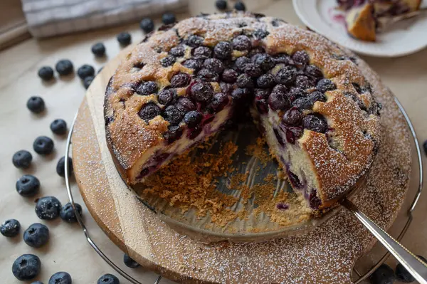 Tahtada ev yapımı taze yabanmersinli kek.