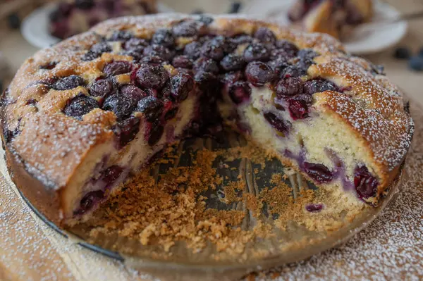 Tahtada ev yapımı taze yabanmersinli kek.