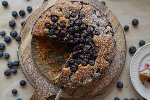 Tahtada ev yapımı taze yabanmersinli kek.