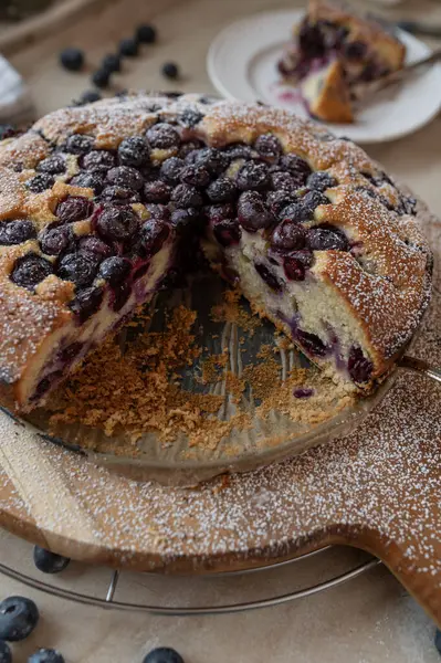 Tahtada ev yapımı taze yabanmersinli kek.