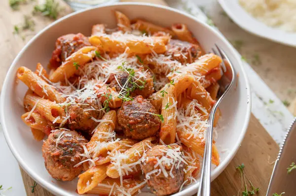 Makarna ve parmesanlı peynirli domates soslu ton balığı topları.