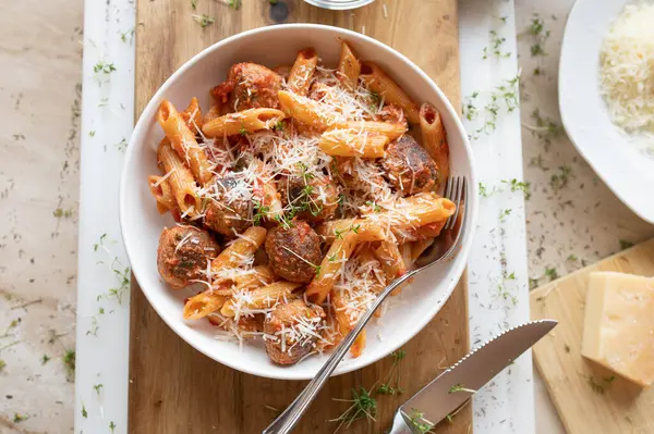 Makarna ve parmesanlı peynirli domates soslu ton balığı topları.