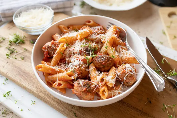 Makarna ve parmesanlı peynirli domates soslu ton balığı topları.