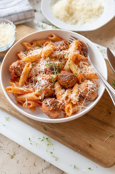 Makarna ve parmesanlı peynirli domates soslu ton balığı topları.