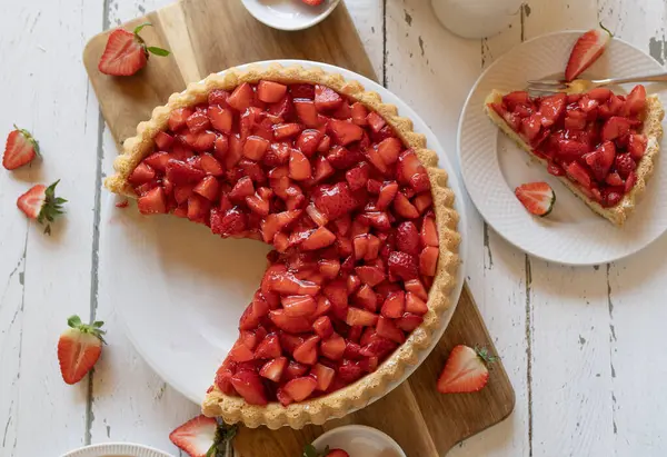 Beyaz arka planda lezzetli Alman çilekli pastası.