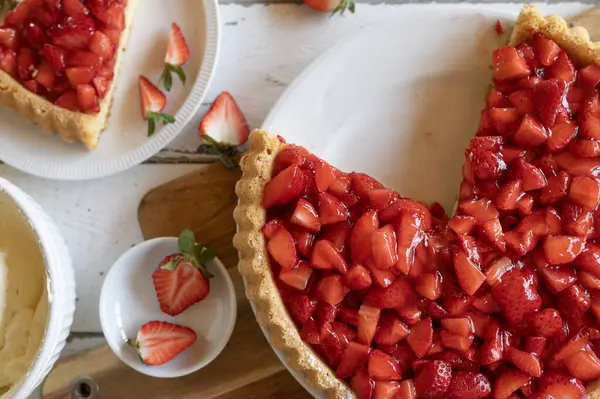 Beyaz arka planda lezzetli Alman çilekli pastası.