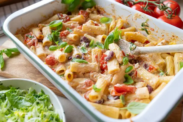 Böbrek fasulyeli fırında Feta Makarnası. Taze ve ev yapımı.