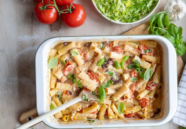 Böbrek fasulyeli fırında Feta Makarnası. Taze ve ev yapımı.