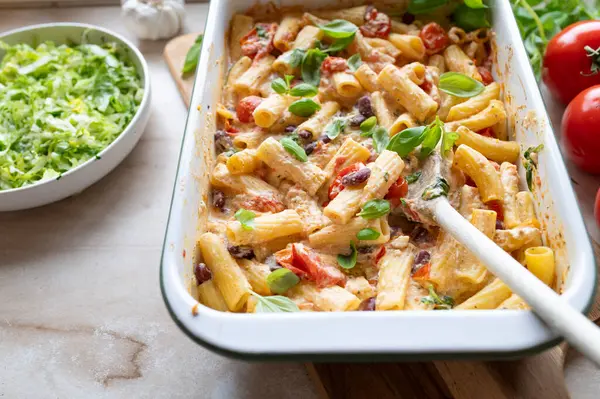 Böbrek fasulyeli fırında Feta Makarnası. Taze ve ev yapımı.