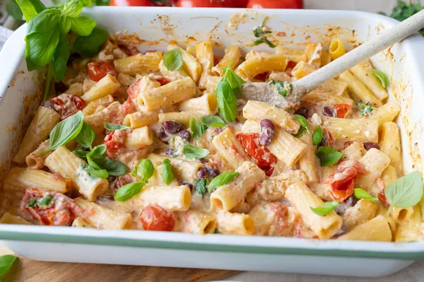 Böbrek fasulyeli fırında Feta Makarnası. Taze ve ev yapımı.