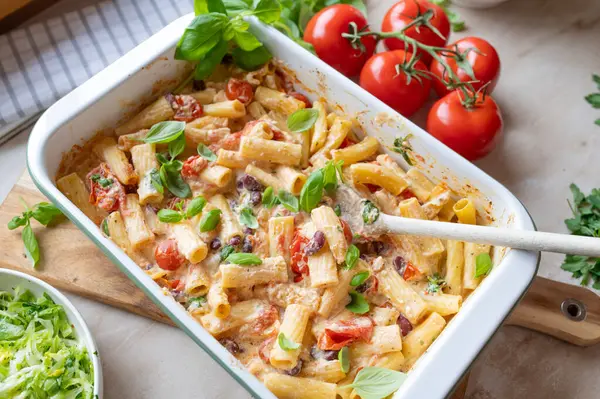 Böbrek fasulyeli fırında Feta Makarnası. Taze ve ev yapımı.