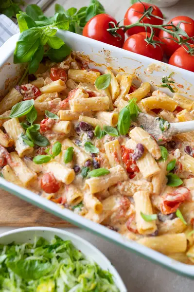 Peynirli makarna ve fasulye.