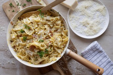 Geleneksel makarna alla carbonara taze ve ev yapımı