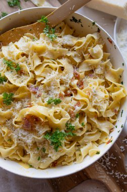 Geleneksel makarna alla carbonara taze ve ev yapımı