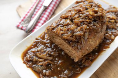 Kahverengi soğan soslu nefis köfte taze ve ev yapımı.