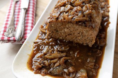 Kahverengi soğan soslu nefis köfte taze ve ev yapımı.