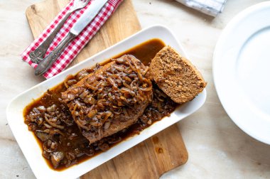 Kahverengi soğan soslu nefis köfte taze ve ev yapımı.