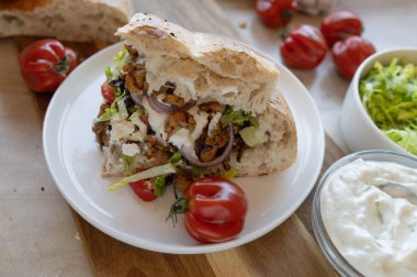 Dner kebap taze ve tabakta ev yapımı