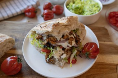 Dner kebap taze ve tabakta ev yapımı