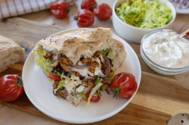 Dner kebap taze ve tabakta ev yapımı