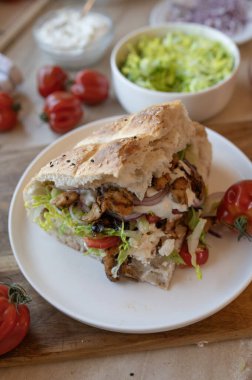 Dner kebap taze ve tabakta ev yapımı