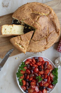 Feta peynirli Yunan ekmeği Tiganopsomo taze ve ev yapımı.