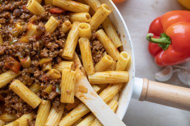 Baharatlı dolmalık et soslu ev yapımı makarna tavası.